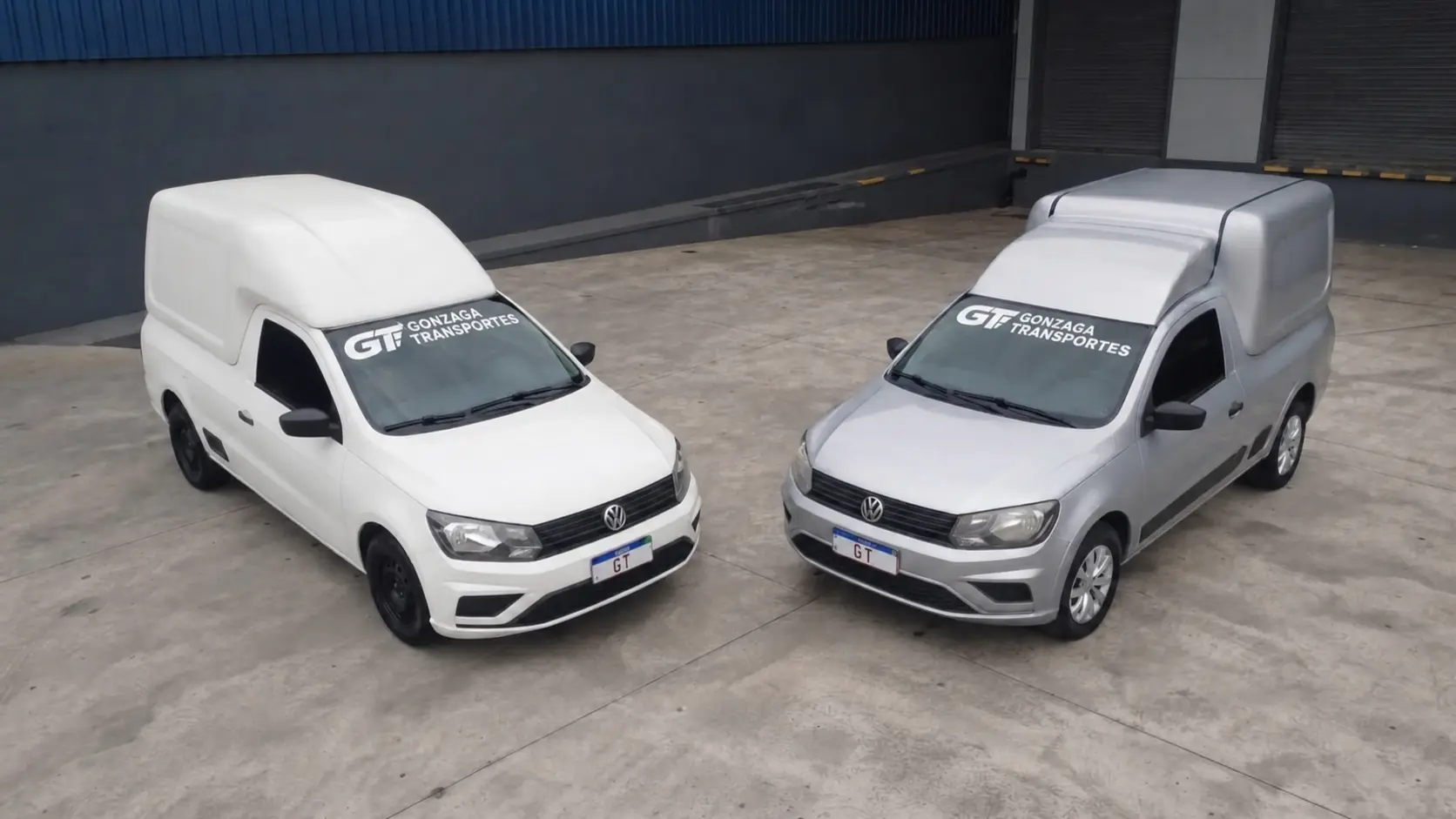Dois veículos compactos de carga da Gonzaga Transportes vistos de cima